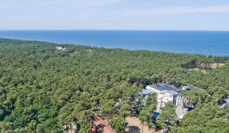 Hotel przy plaży z basenem – wypoczynek nad Bałtykiem w najlepszym wydaniu - grafika